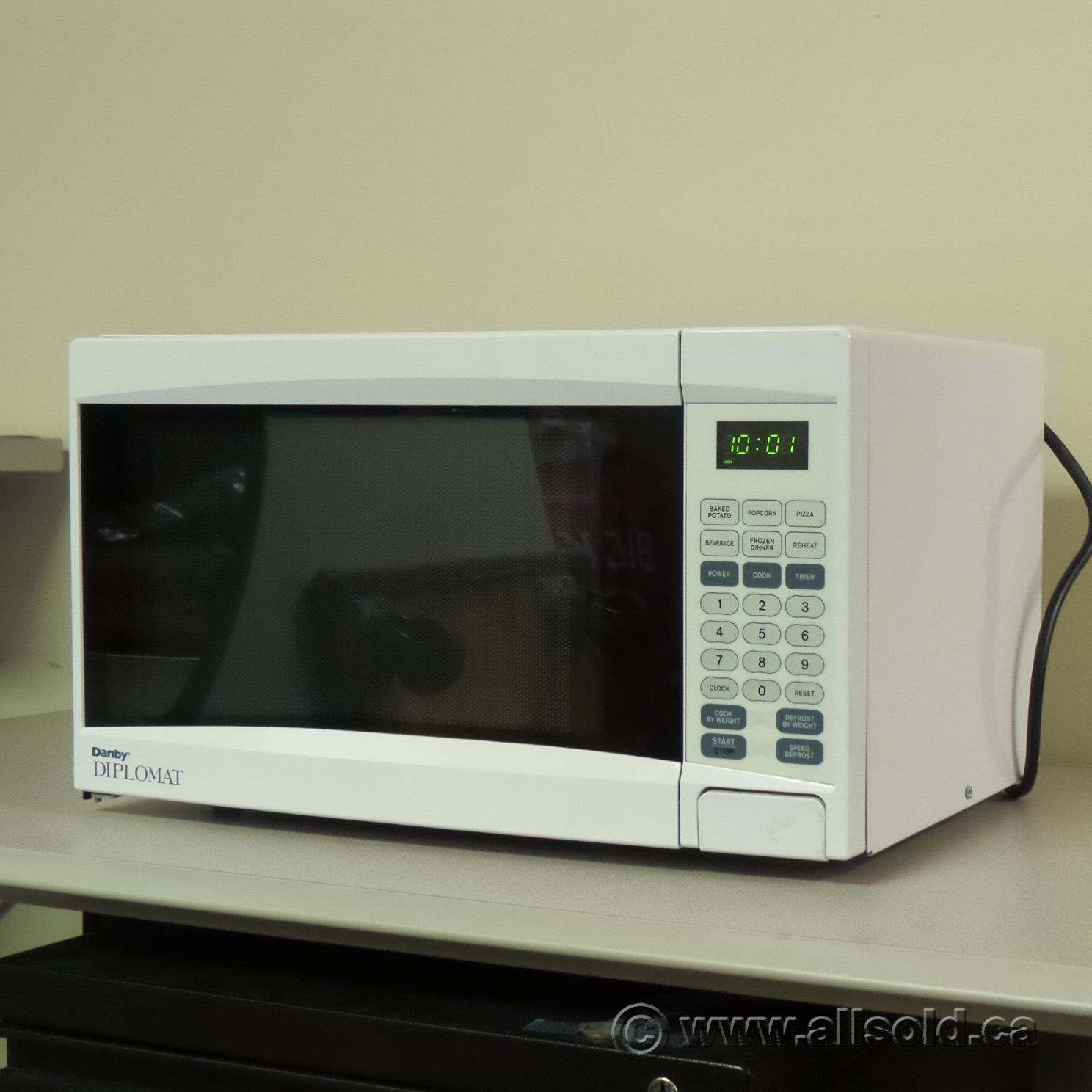 Danby Diplomat White 0.9 cu ft 900 watt Microwave Oven Allsold.ca